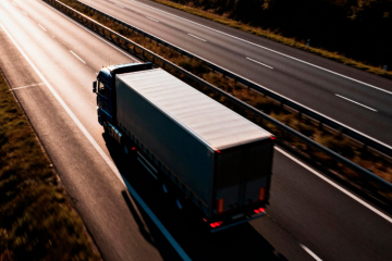 Como colocar faixa refletiva no caminhão: guia completo para aplicação correta